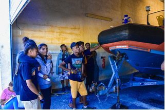 Les enfants admiratifs devant le zodiac de la SNSM